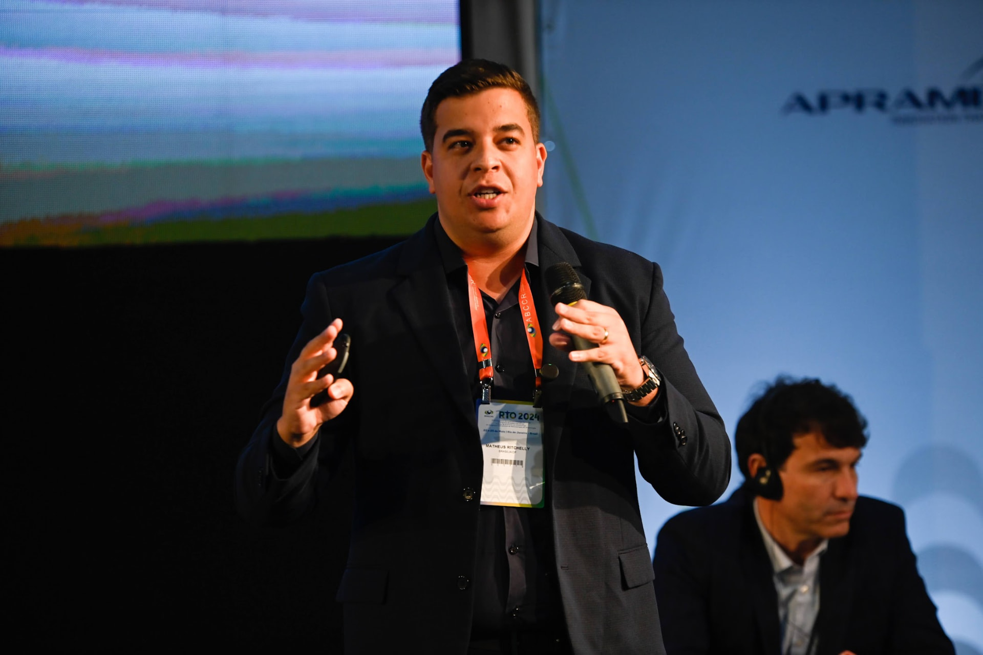 Matheus Ritchelly, fundador da Plugin, durante palestra para o setor de provedores
